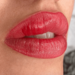 Red lips on a female model after as results of Lippen Permanente Make-Up