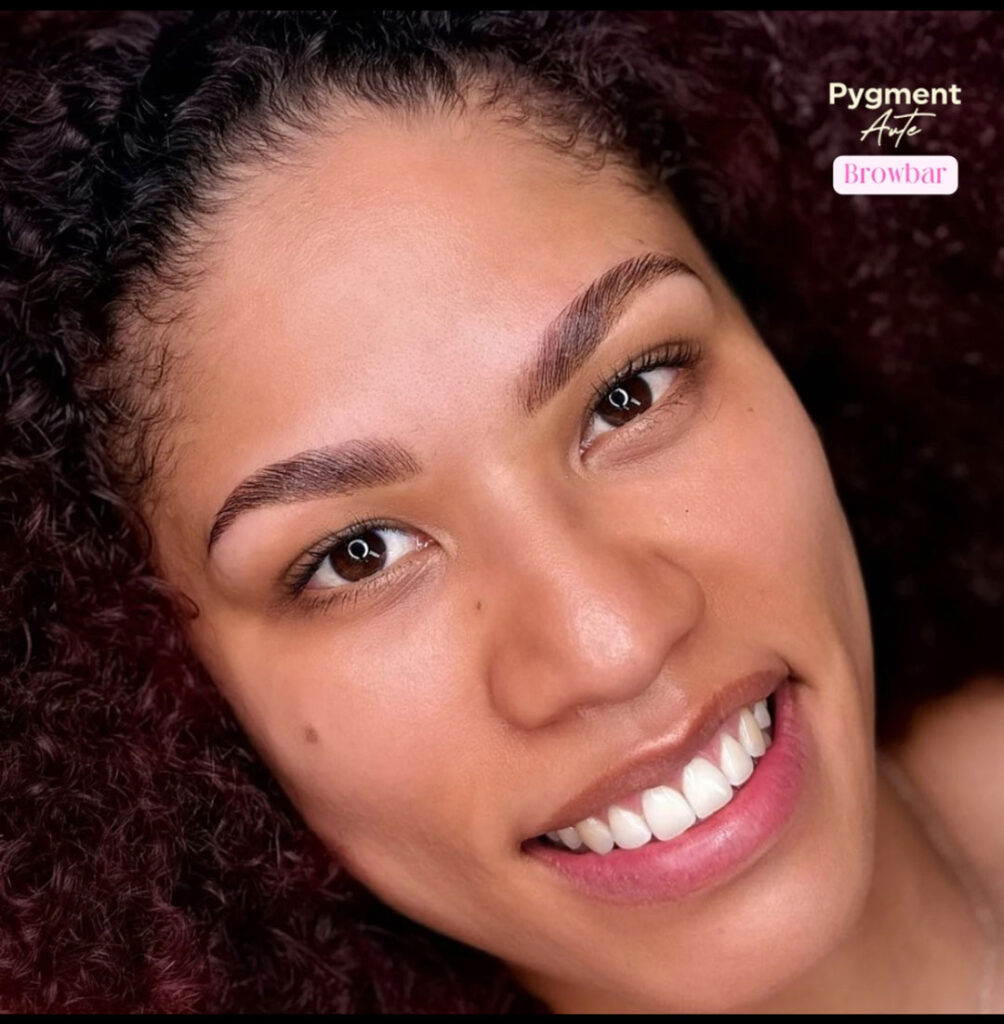 woman smiling after a browbar eyebrow procedure at pygmentarte in Amsterdam.